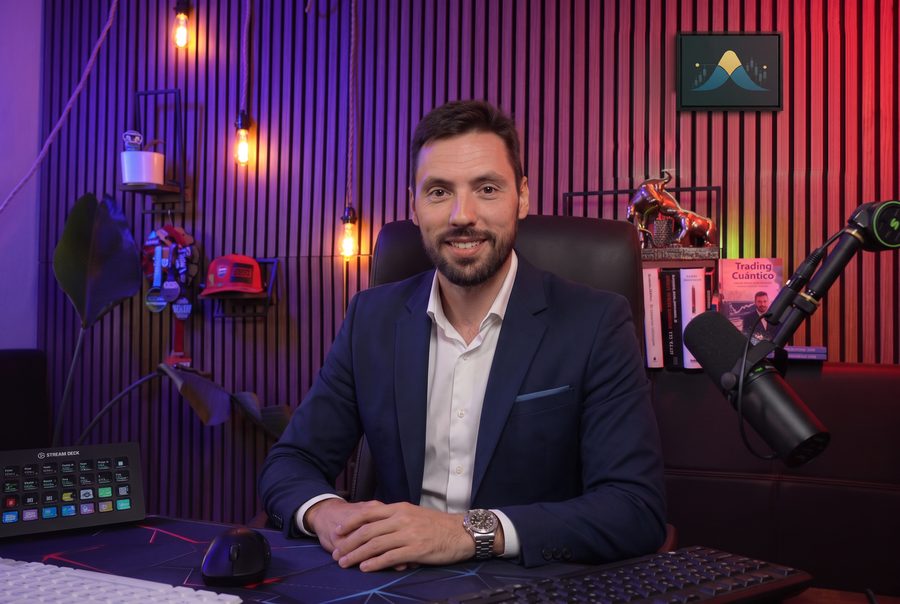 Aleix Fayos, trader de opciones y fundador de Campus Opciones, sentado a la mesa de su estudio